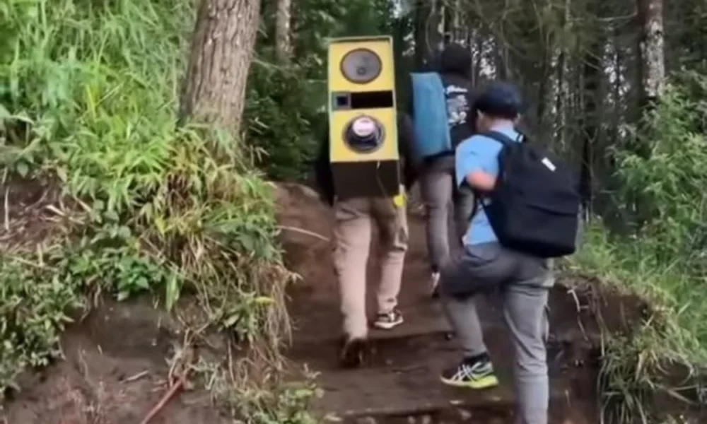 Viral! Pendaki Bawa Sound Horeg ke Gunung Andong