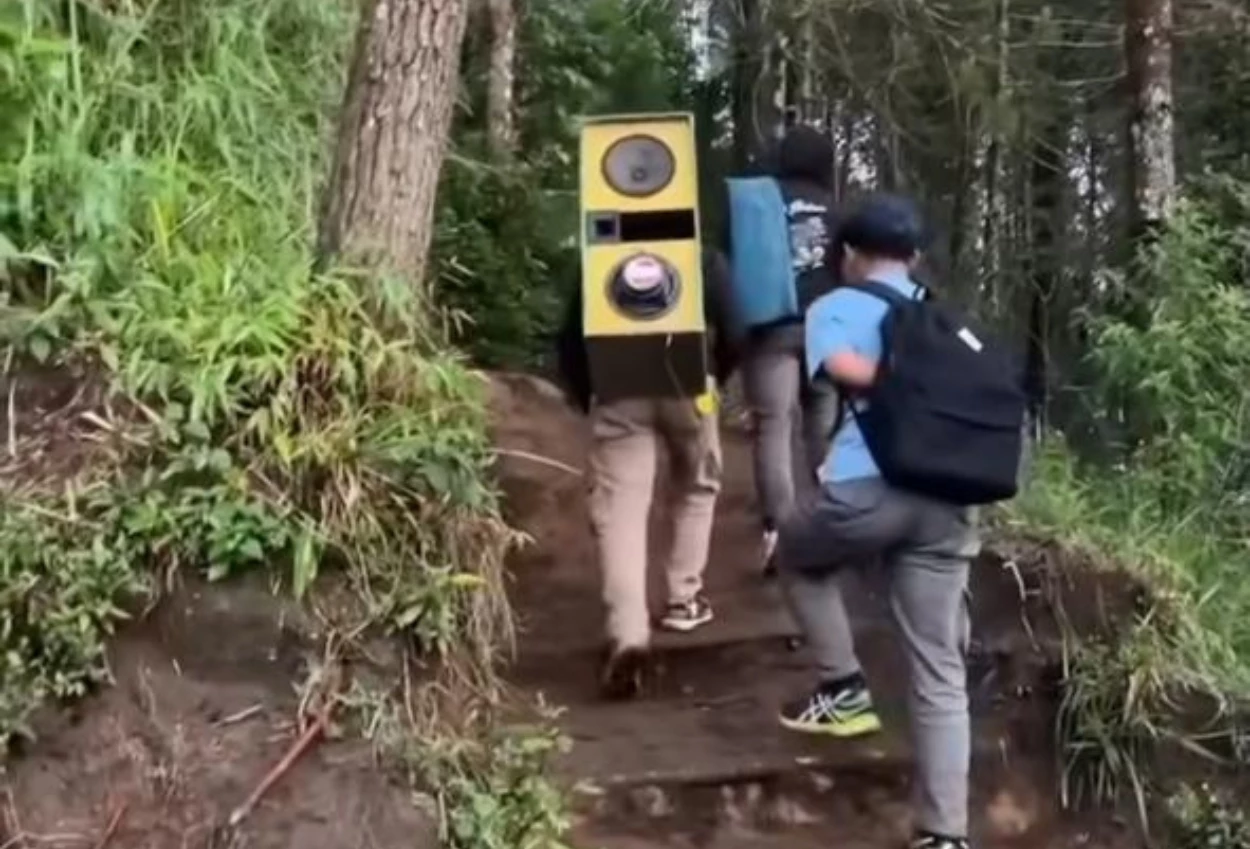 Viral! Pendaki Bawa Sound Horeg ke Gunung Andong