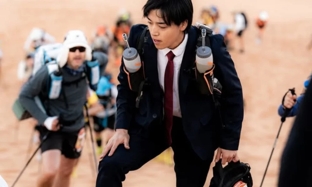 Wow! Pelari asal Jepang Selesaikan Marathon 270 Km di Gurun Sahara pakai Jas
