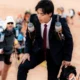 Wow! Pelari asal Jepang Selesaikan Marathon 270 Km di Gurun Sahara pakai Jas