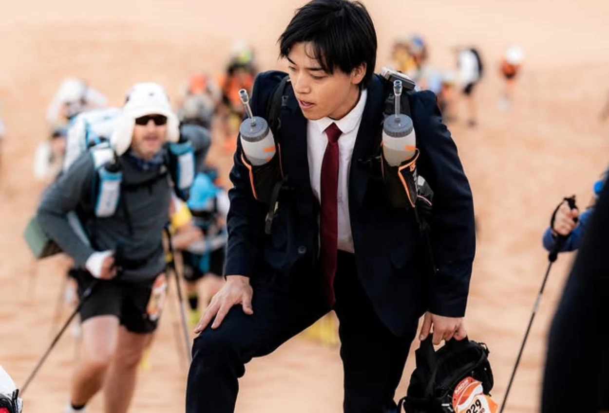 Wow! Pelari asal Jepang Selesaikan Marathon 270 Km di Gurun Sahara pakai Jas