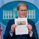 AS Berencana Cetak Uang Kertas 250 Dolar Gambar Donald Trump