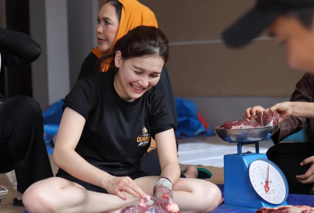 Ayu Ting Ting saat jadi panitia kurban di rumahnya sendiri