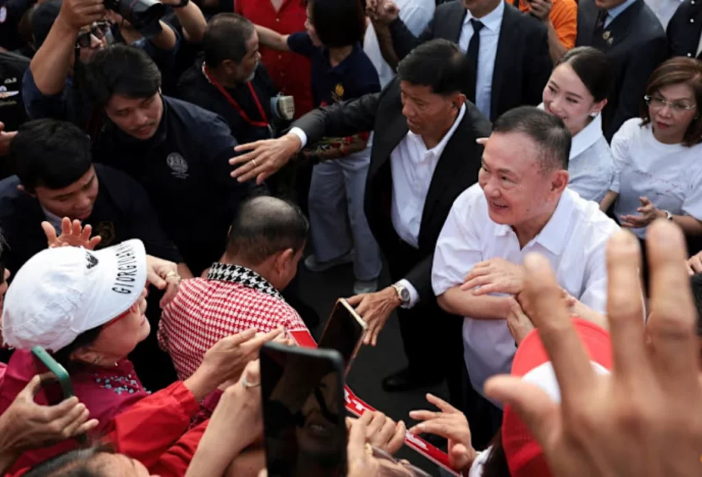 Bebas Bersyarat, Ini Momen Eks PM Thailand Keluar dari Penjara (1)