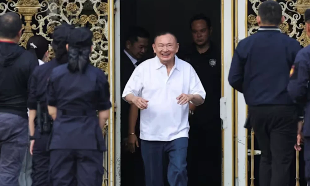 Bebas Bersyarat, Ini Momen Eks PM Thailand Keluar dari Penjara