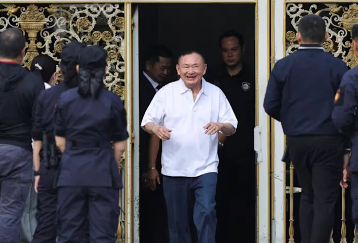Bebas Bersyarat, Ini Momen Eks PM Thailand Keluar dari Penjara