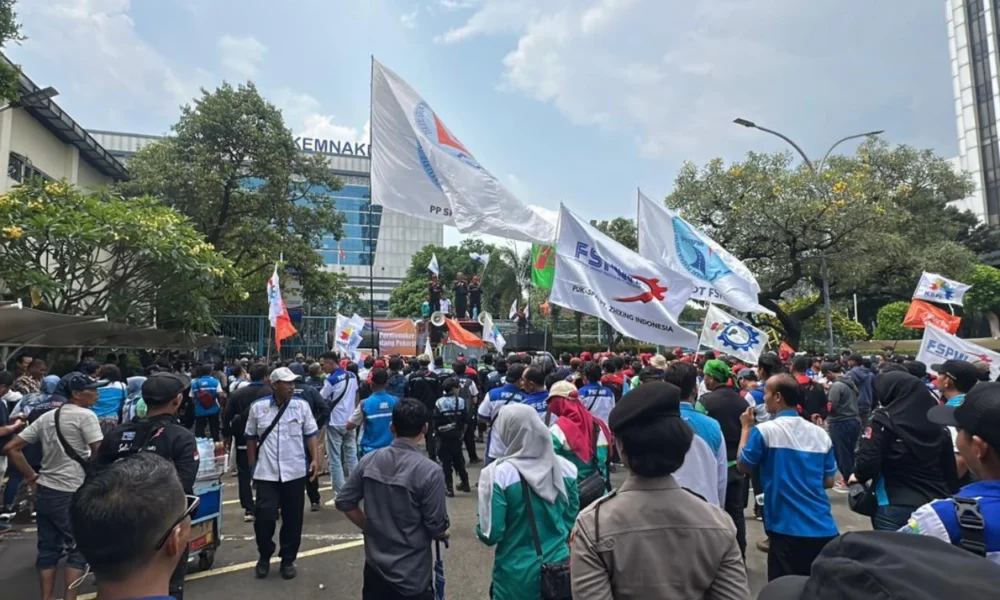 Buruh Demo di Depan Kemnaker, Tuntut Aturan Outsourcing