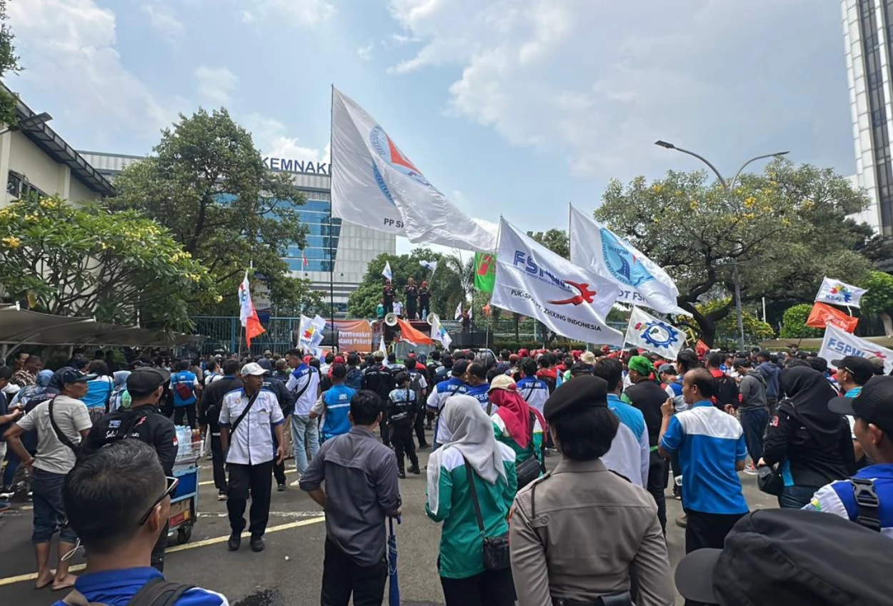 Buruh Demo di Depan Kemnaker, Tuntut Aturan Outsourcing