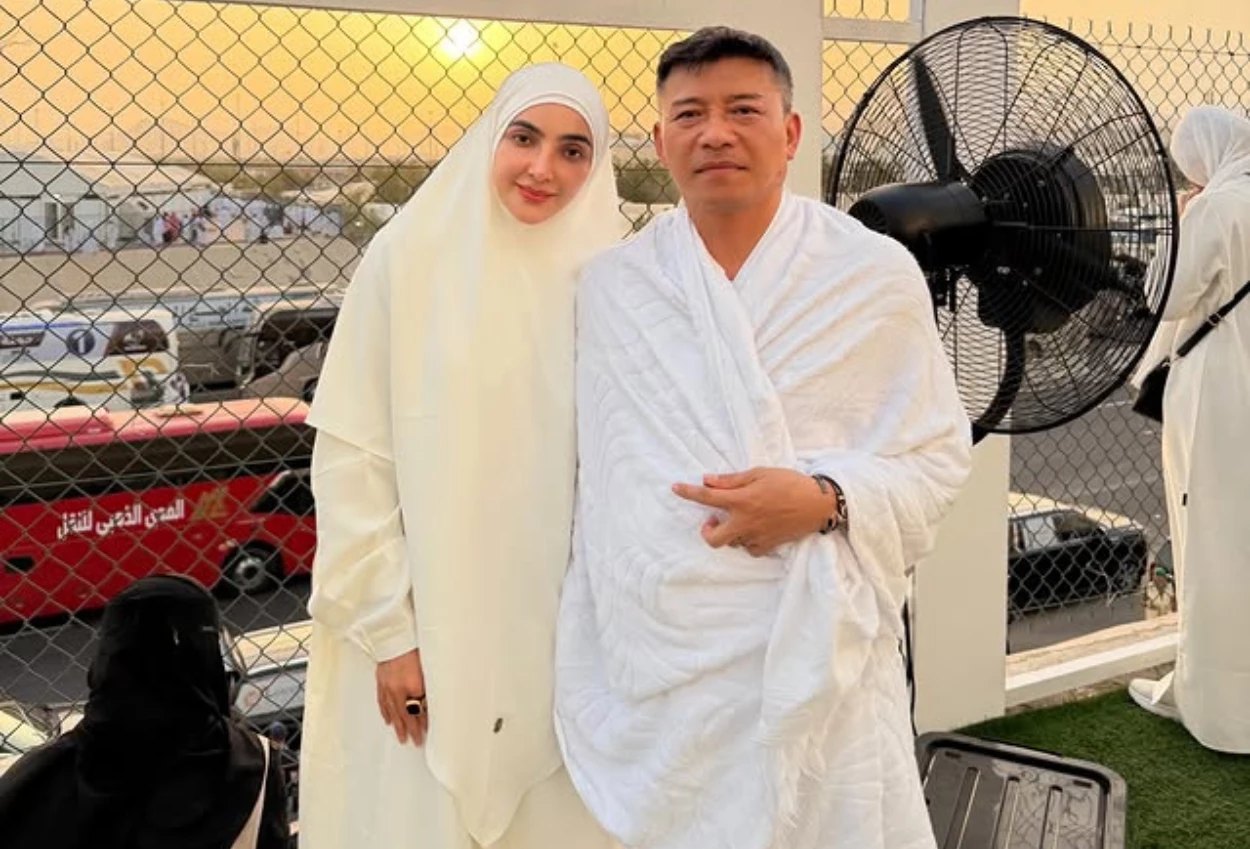 Cerita Haru Ashanty saat Berhasil Cium Hajar Aswad