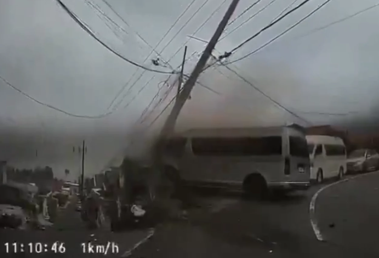 Detik-Detik Minibus Rombongan WN Singapura Rem Blong di Jalur Bromo, Tabrak Empat Mobil
