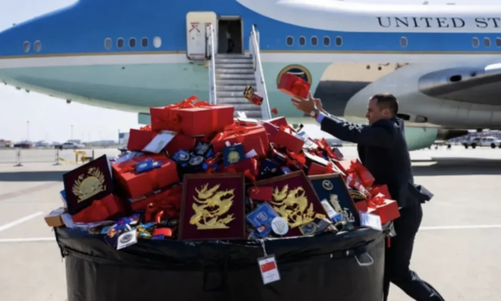 Donald Trump Buang Semua Hadiah dari China sebelum Naik Pesawat Pulang ke AS