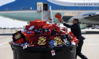 Donald Trump Buang Semua Hadiah dari China sebelum Naik Pesawat Pulang ke AS