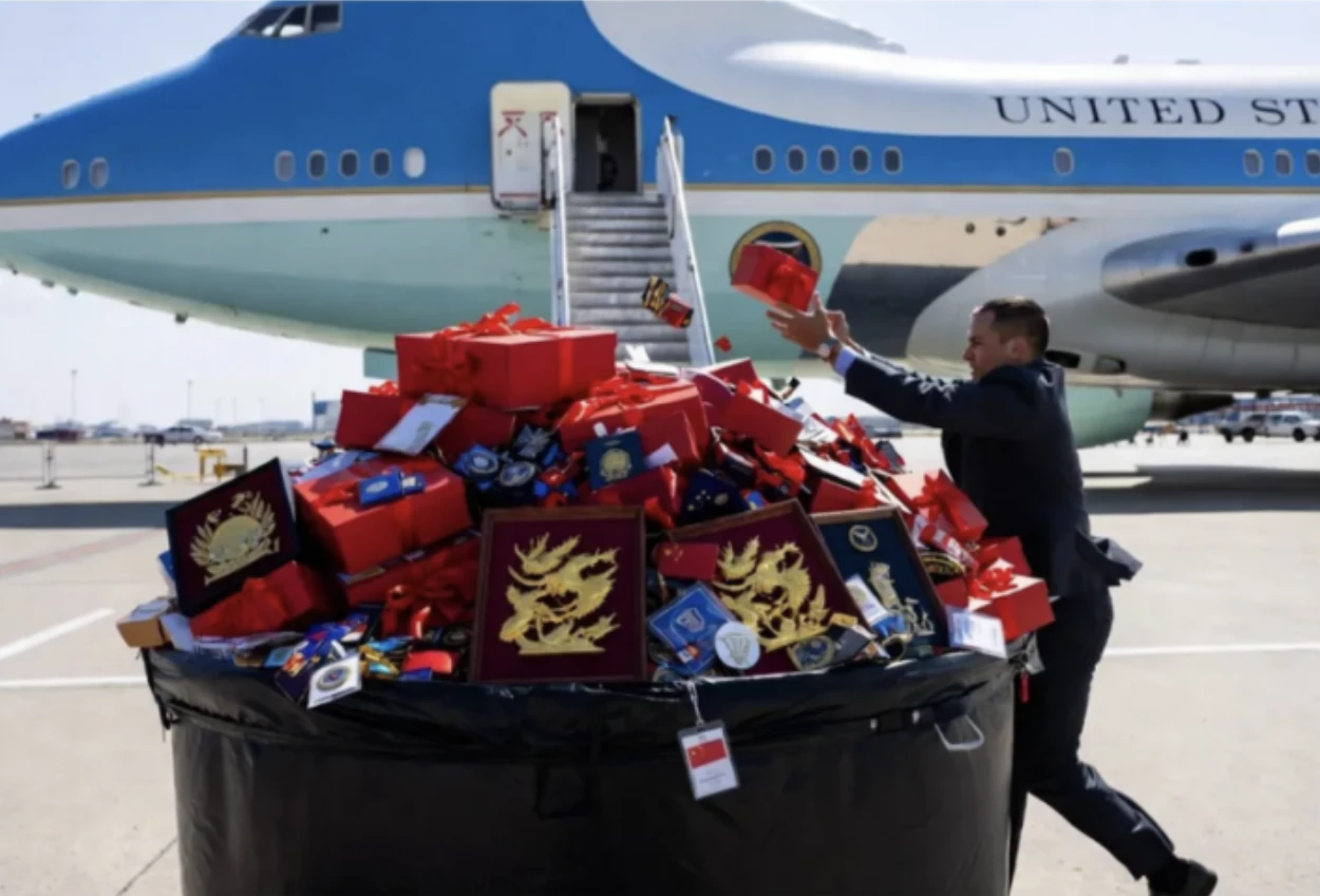 Donald Trump Buang Semua Hadiah dari China sebelum Naik Pesawat Pulang ke AS