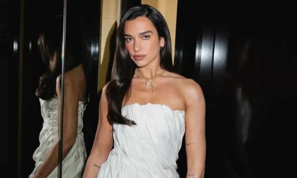 Dua Lipa Gugat Samsung Sekitar Rp260 Miliar usai Wajahnya Muncul di Kardus TV Tanpa Izin