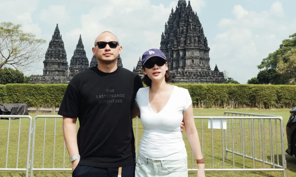 Intip Momen BCL dan Tiko Aryawardhana saat Liburan ke Prambanan, Kompak Pakai Kaos