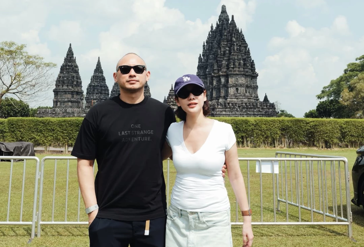 Intip Momen BCL dan Tiko Aryawardhana saat Liburan ke Prambanan, Kompak Pakai Kaos
