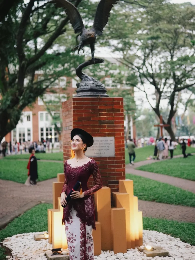 Kebaya Wisuda Mawar Eva de Jongh
