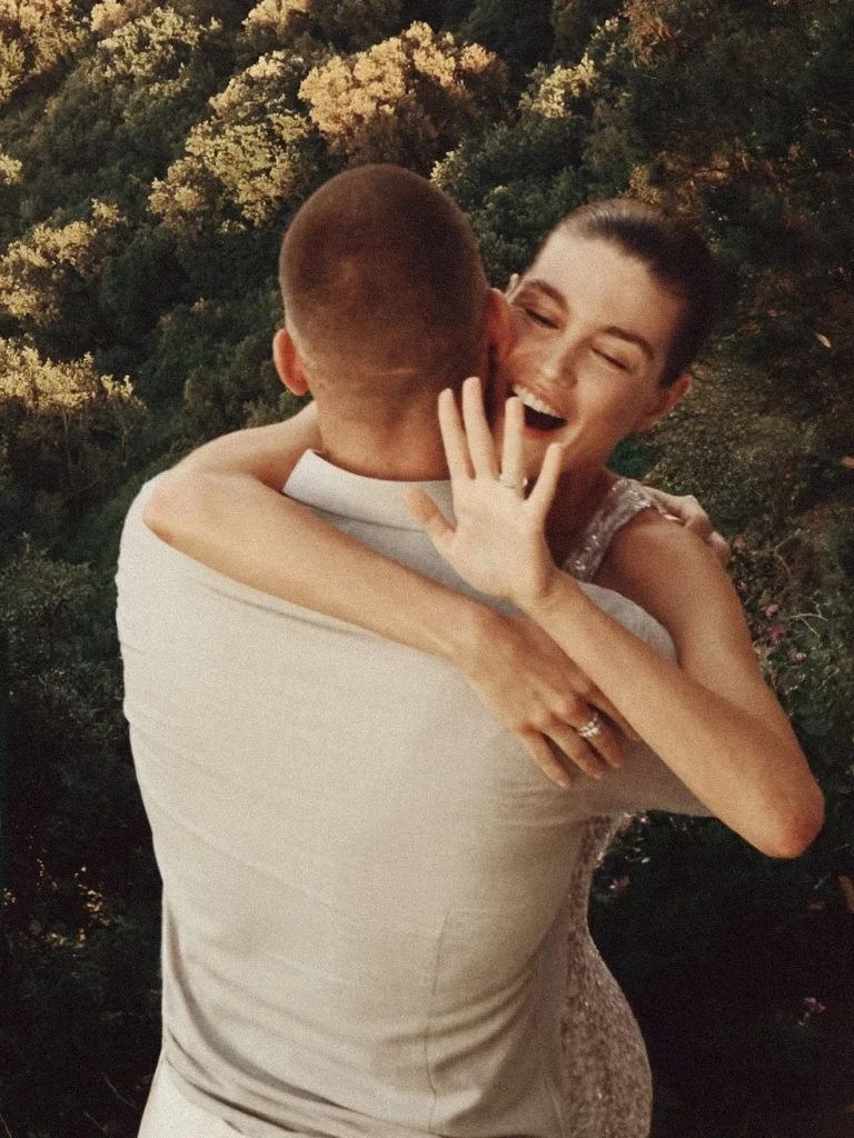 Luna Bijl terlihat mengagumi cincin pemberian Maarten Paes