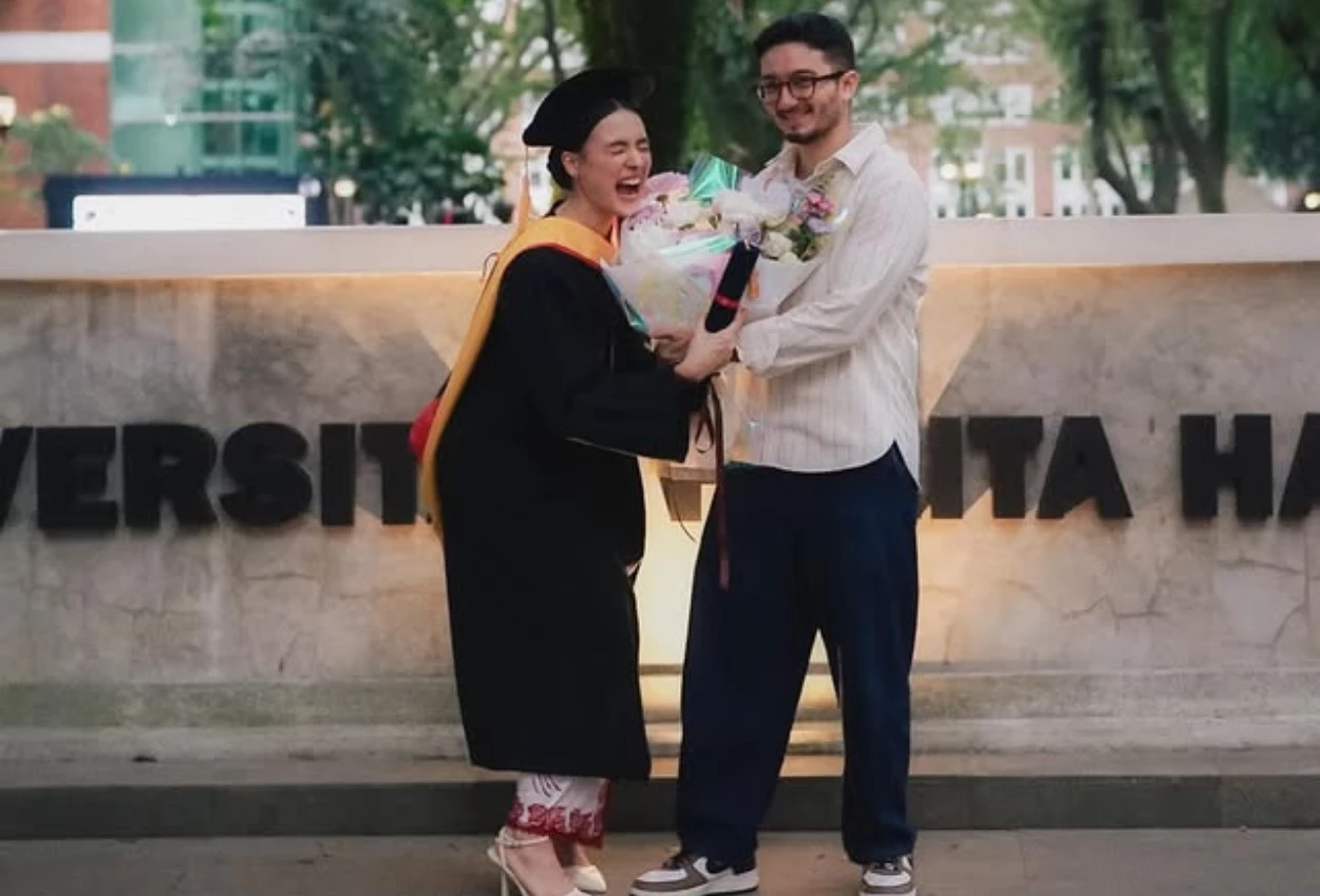 Mawar de Jongh Wisuda S1, Bryan Domani Hadir Bawakan Buket Bunga