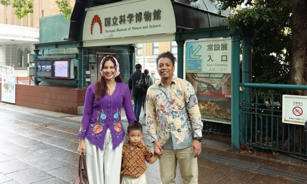 Momen Arie Kriting dan Indah Permatasari Liburan ke Jepang pakai Kebaya dan Batik