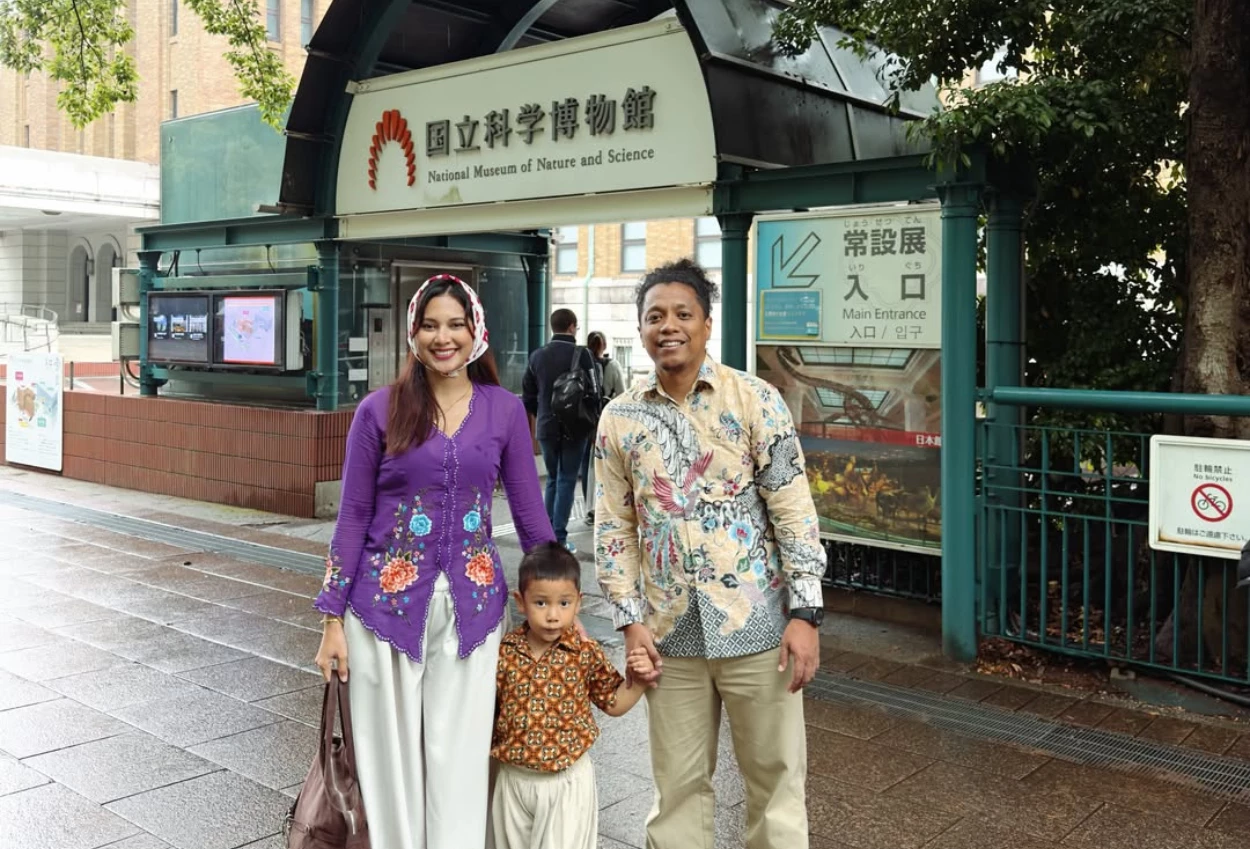 Momen Arie Kriting dan Indah Permatasari Liburan ke Jepang pakai Kebaya dan Batik