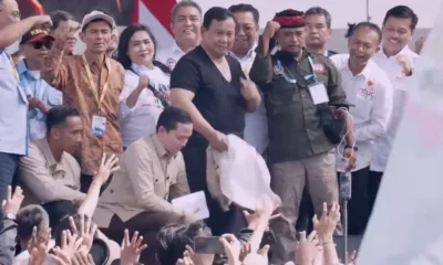 Momen Prabowo Lempar Baju ke Para Buruh di Panggung May Day