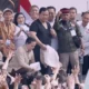 Momen Prabowo Lempar Baju ke Para Buruh di Panggung May Day