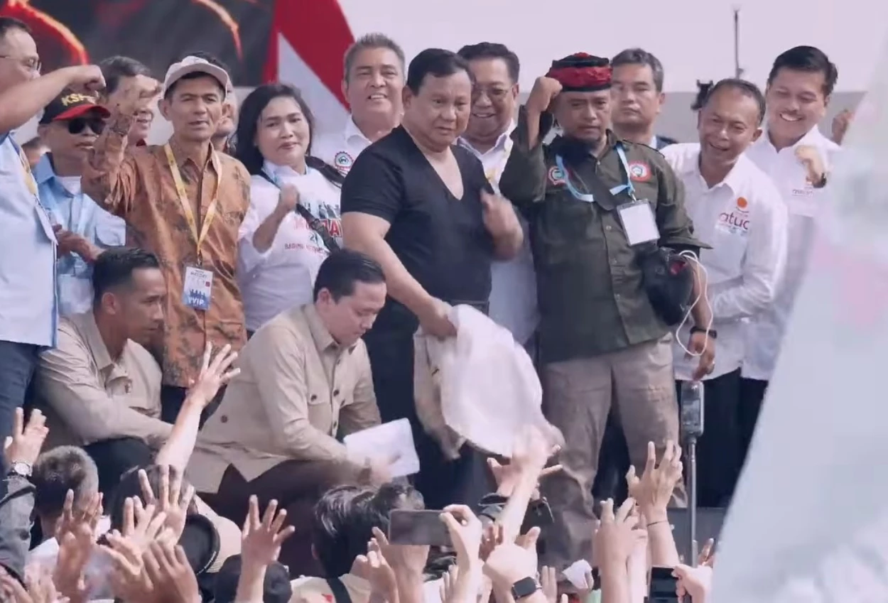 Momen Prabowo Lempar Baju ke Para Buruh di Panggung May Day
