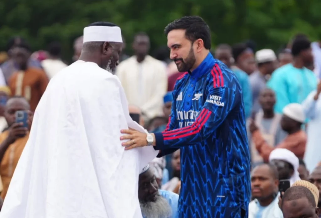 Momen Wali Kota New York Zohran Mamdani Salat Iduladha pakai Gamis Arsenal (1)