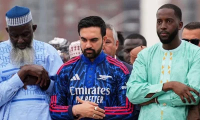 Momen Wali Kota New York Zohran Mamdani Salat Iduladha pakai Gamis Arsenal