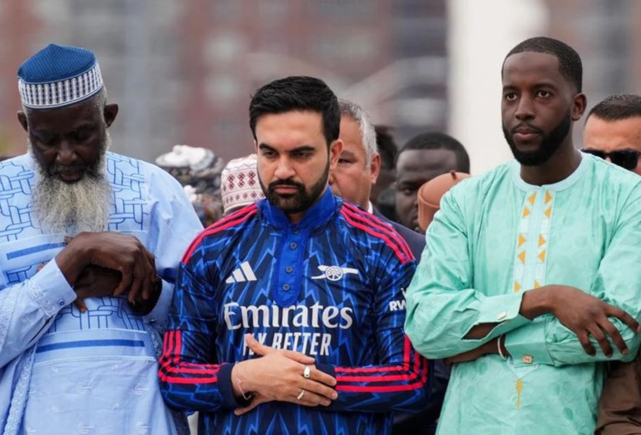 Momen Wali Kota New York Zohran Mamdani Salat Iduladha pakai Gamis Arsenal
