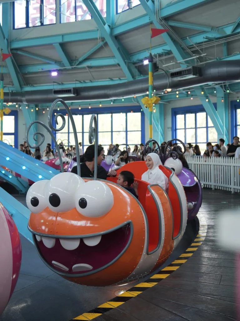 Nikita Willy dan Keluarga Bermain di Universal Studios Beijing