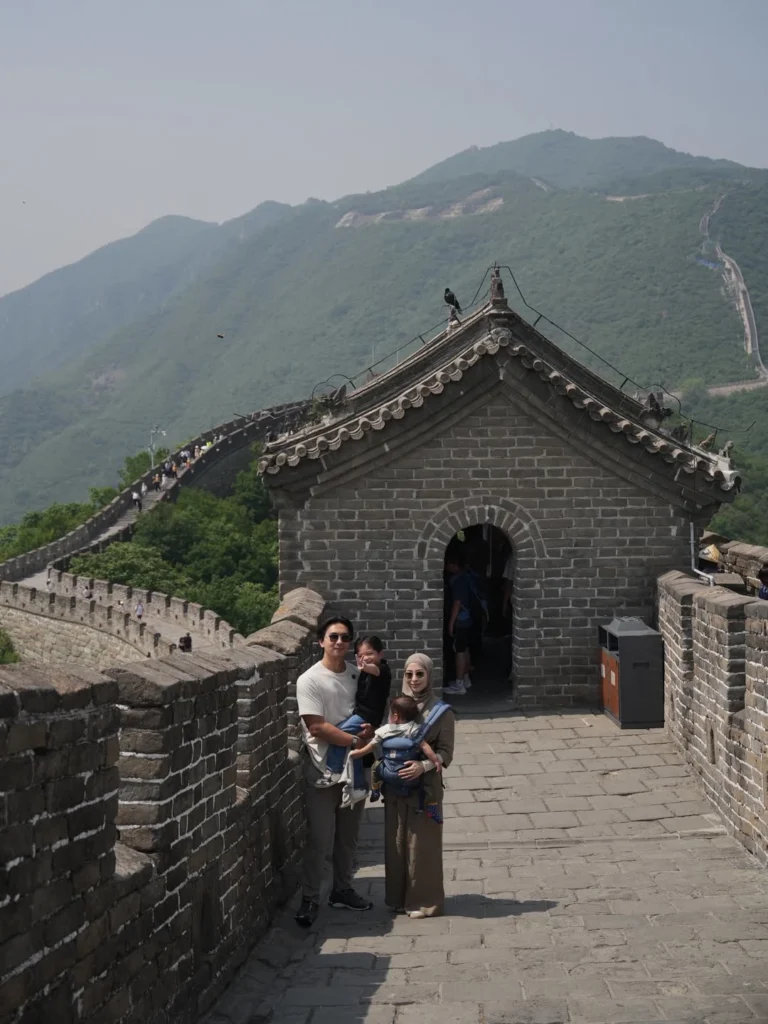Nikita Willy dan Keluarga di The Great Wall of China