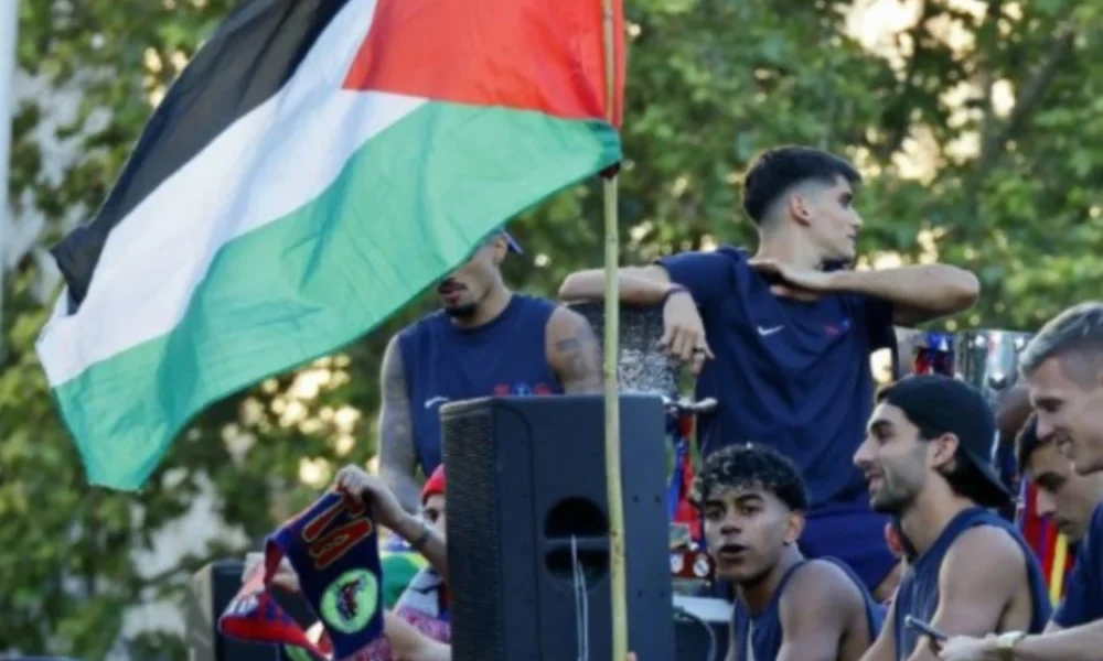 PM Spanyol Bela Lamine Yamal usai Kibarkan Bendera Palestina saat Parade Kemenangan