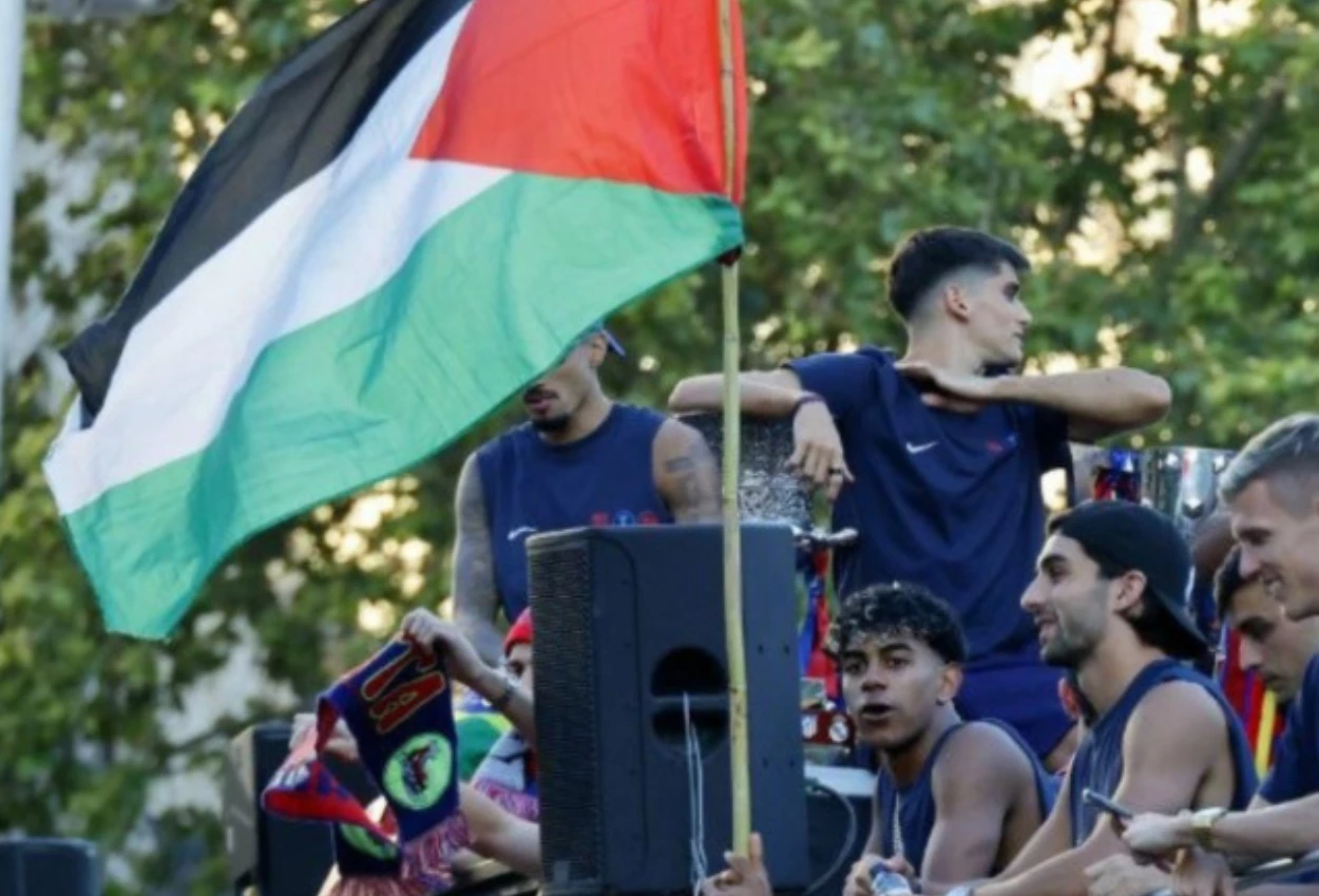 PM Spanyol Bela Lamine Yamal usai Kibarkan Bendera Palestina saat Parade Kemenangan