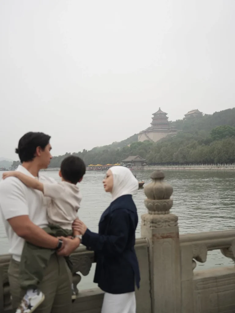 Potret Nikita Willy dan Keluarga saat Liburan ke China