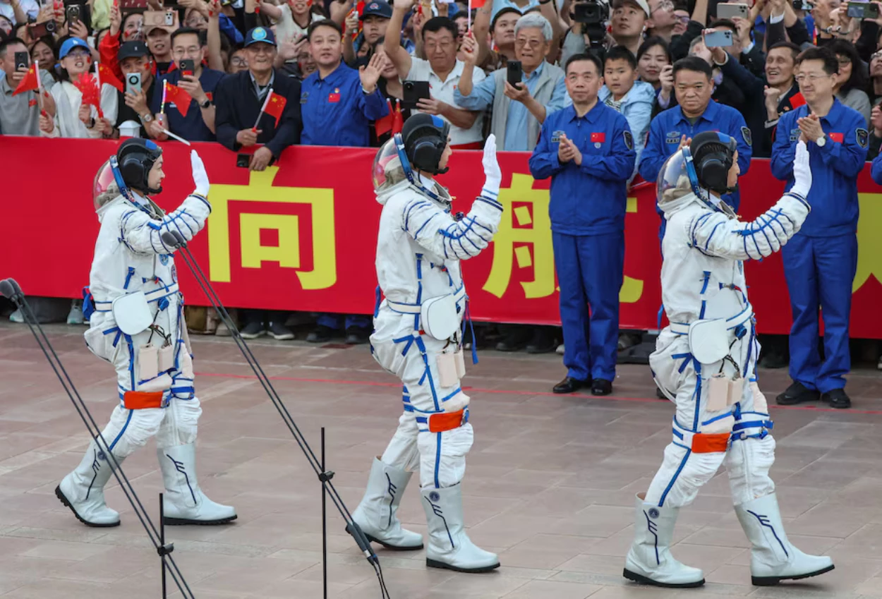Saingi AS, China Kirim Tiga Astronot ke Bulan untuk Misi Shenzhou