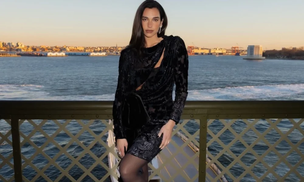 Samsung Electronics Bantah Gunakan Foto Dua Lipa di Kardus TV Tanpa Izin
