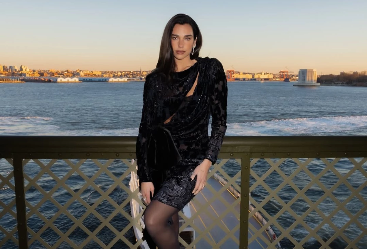 Samsung Electronics Bantah Gunakan Foto Dua Lipa di Kardus TV Tanpa Izin