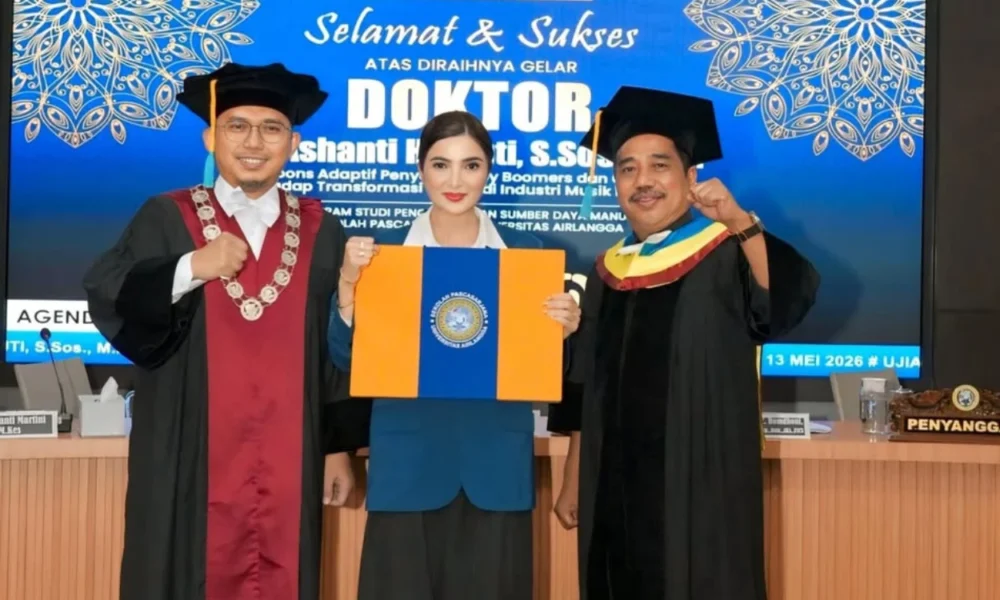 Sukses Jalani Sidang Disertasi, Ashanty Resmi Raih Gelar Doktor di UNAIR