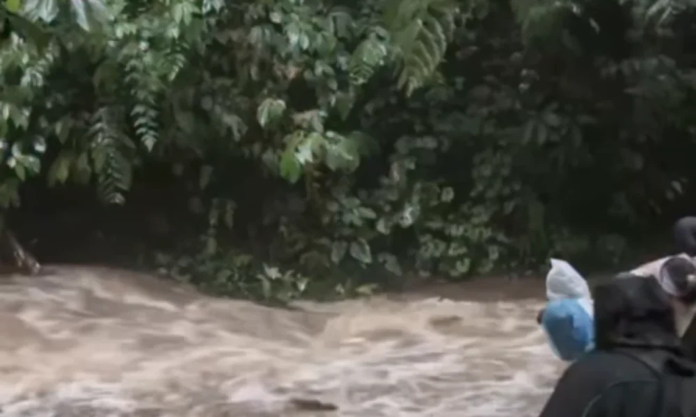 Tiga Wisatawan Dikabarkan Terseret Arus saat Banjir di Curug Cisadane