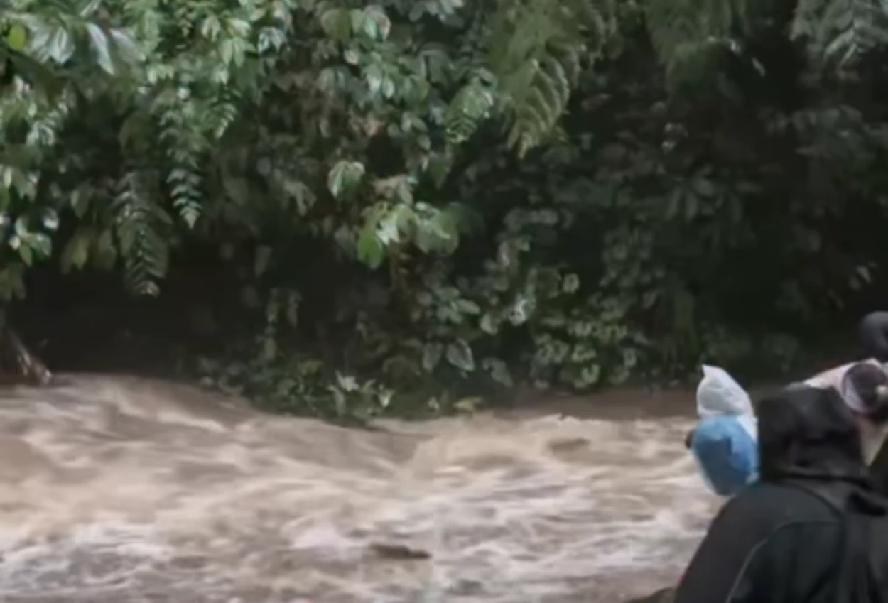 Tiga Wisatawan Dikabarkan Terseret Arus saat Banjir di Curug Cisadane