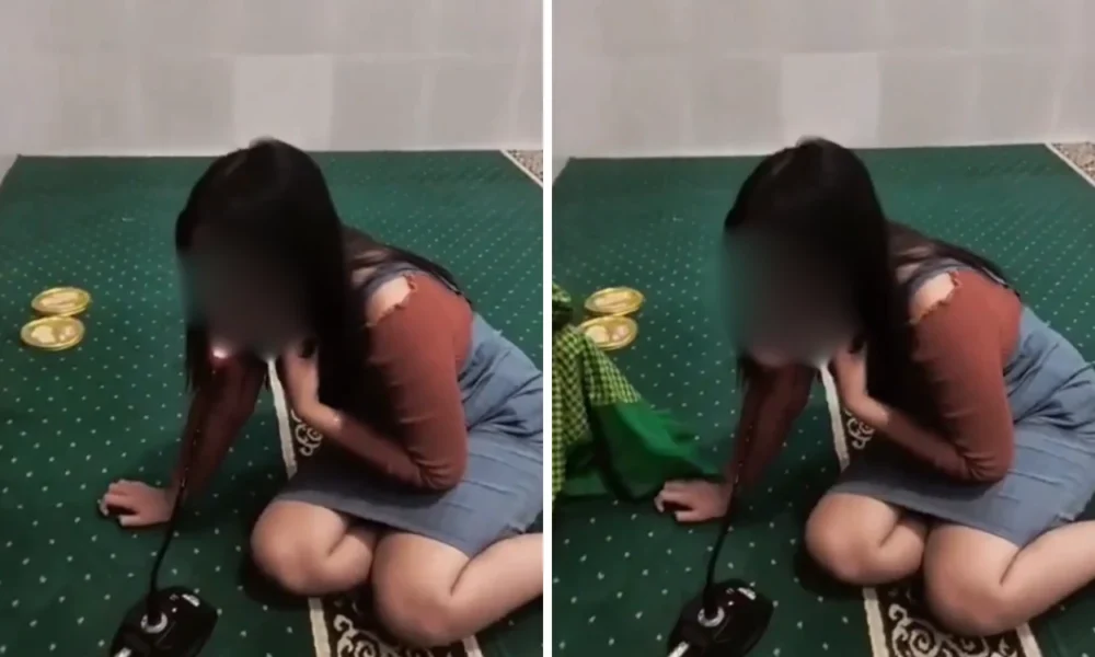 Tuai Kontroversi, Wanita Ini Pakai Rok Mini Takbiran di Masjid (1)