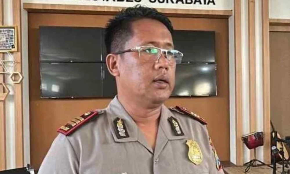 Unit Resmob Satreskrim Polrestabes Surabaya berhasil mengungkap kasus pencurian perhiasan emas dengan modus menyamar sebagai asisten rumah tangga (ART)