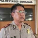 Unit Resmob Satreskrim Polrestabes Surabaya berhasil mengungkap kasus pencurian perhiasan emas dengan modus menyamar sebagai asisten rumah tangga (ART)