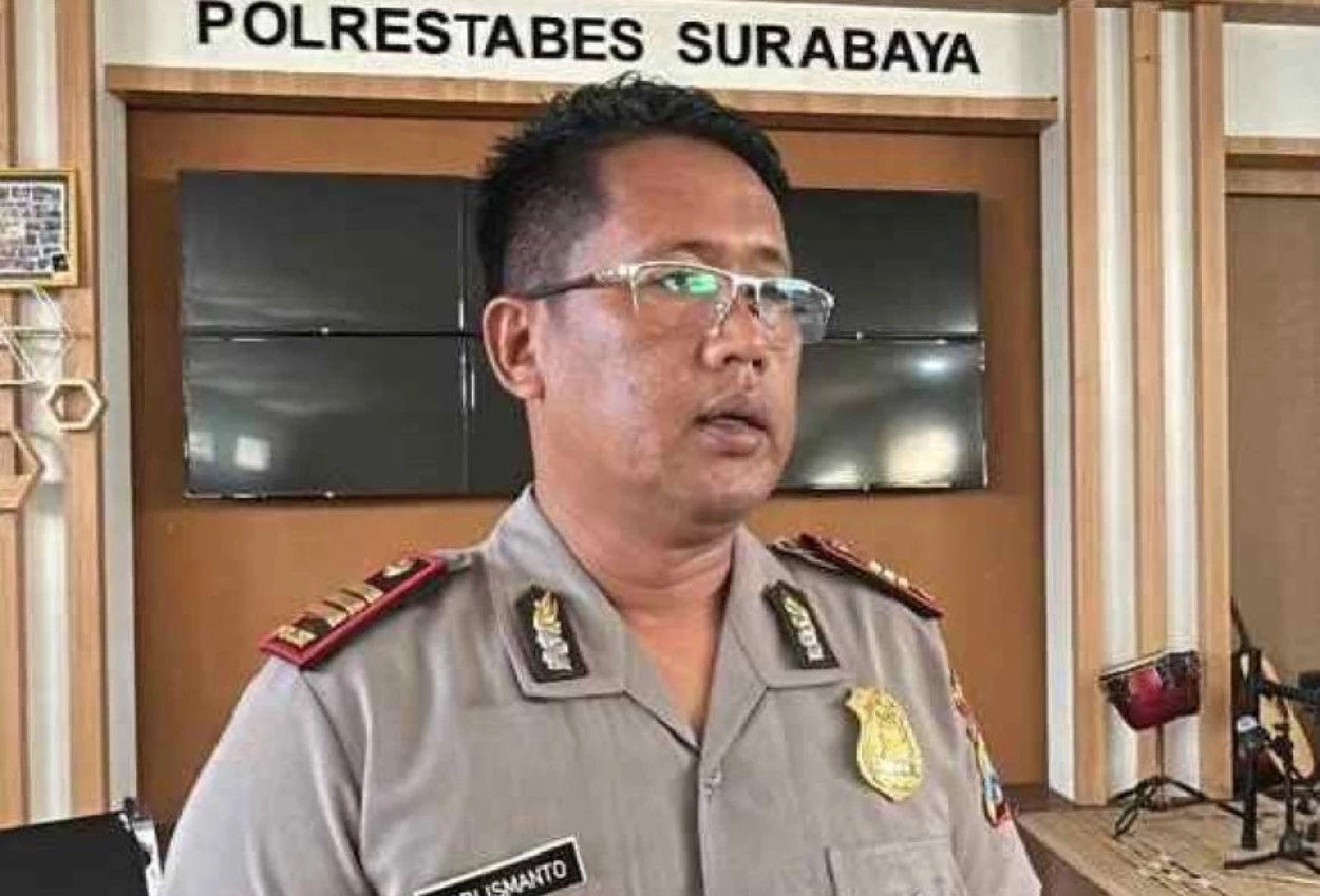 Unit Resmob Satreskrim Polrestabes Surabaya berhasil mengungkap kasus pencurian perhiasan emas dengan modus menyamar sebagai asisten rumah tangga (ART)