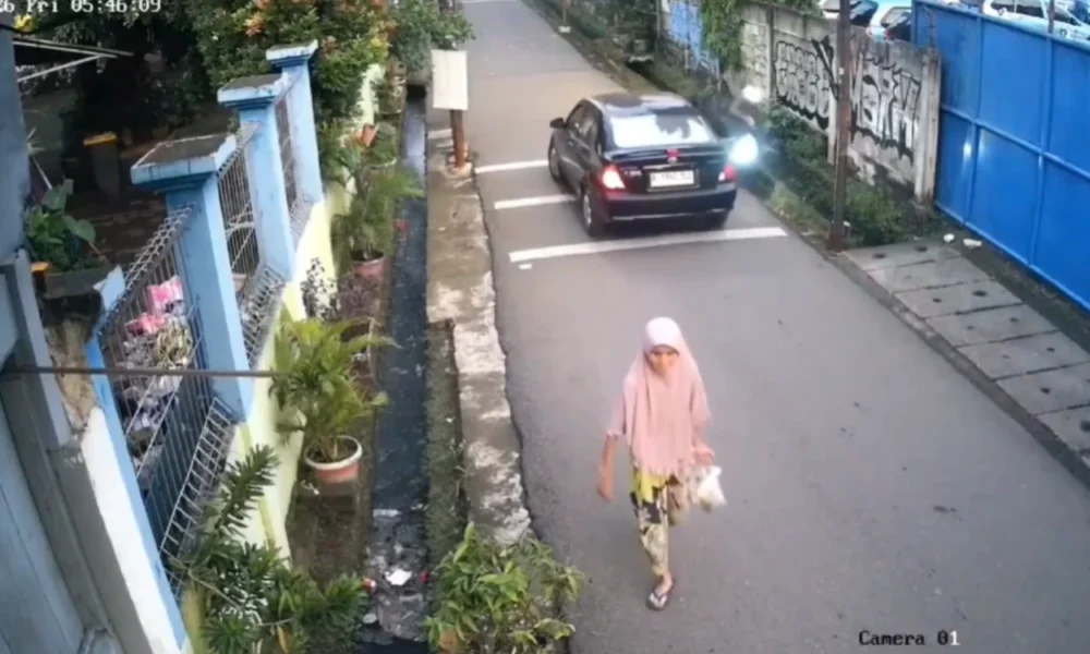 Viral! Mobil Tabrak Motor hingga Masuk Selokan di Jaksel, Pengemudi Sempat Kabur