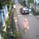 Viral! Mobil Tabrak Motor hingga Masuk Selokan di Jaksel, Pengemudi Sempat Kabur