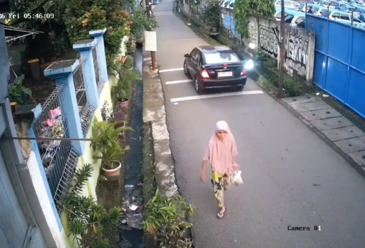 Viral! Mobil Tabrak Motor hingga Masuk Selokan di Jaksel, Pengemudi Sempat Kabur