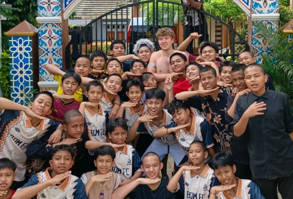 Viral! Ole Romeny Asyik Main Hadroh bareng Anak Yayasan di Ciputat